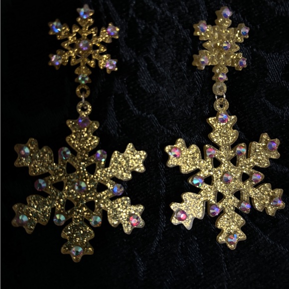 NWT - HOLIDAY GOLD TONE EARRINGS - Picture 2 of 2